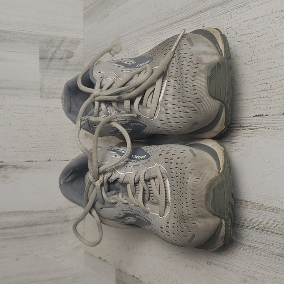 Brooks Ghost 13 gray and white running shoes. Size 10W - Picture 3 of 12